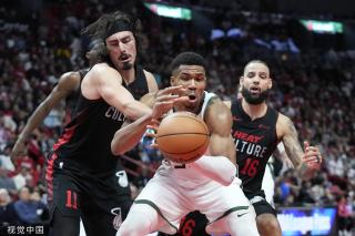 球迷们通过 球迷们通过