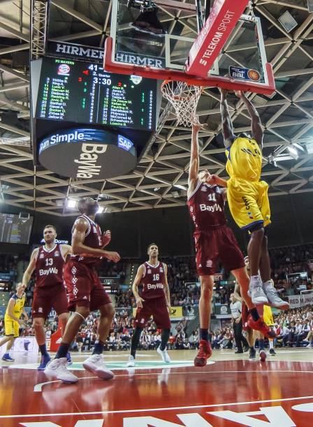 由替补球员 由替补球员